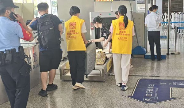 股市配资风云 在机场、火车站、高速服务区，他们的身影汇成一道暖流
